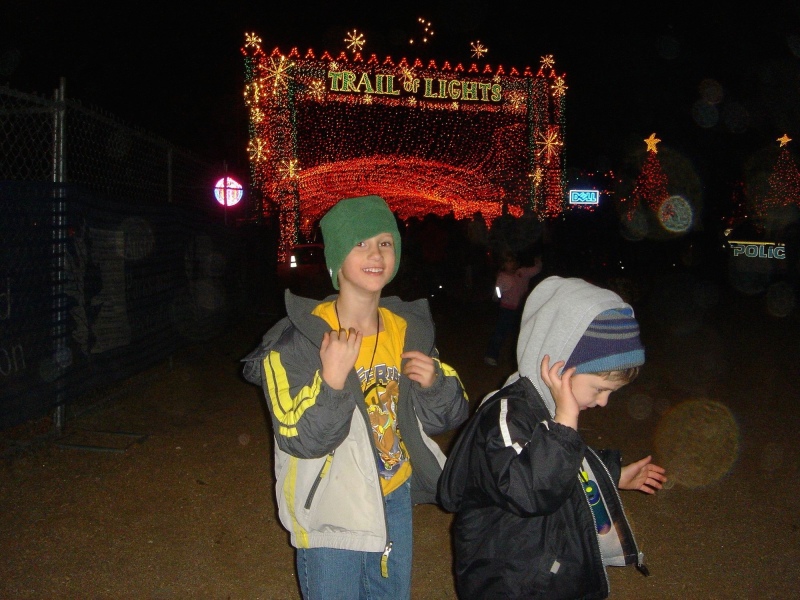 Hildebrand Christmas ScreenSaver/800x600_2005-12-22-37 Trail of Lights.jpg